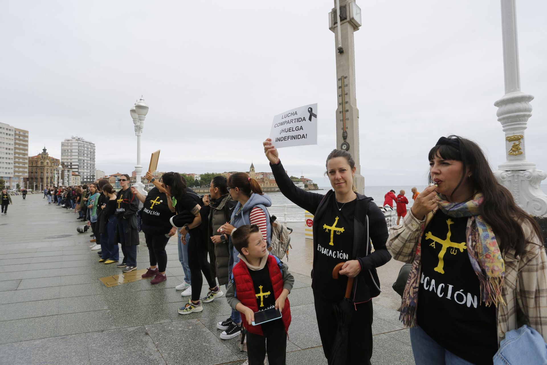 Cadena humana en el paseo del Muro 