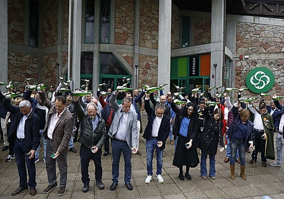 Consejeros, delegada del Gobierno y representantes del mundo de la sidra y de la empresa, así como ciudadanos anónimos (hasta una docente con la camiseta reivindicativa) se unieron en un escanciado simultáneo ante el Museo de la Sidra.