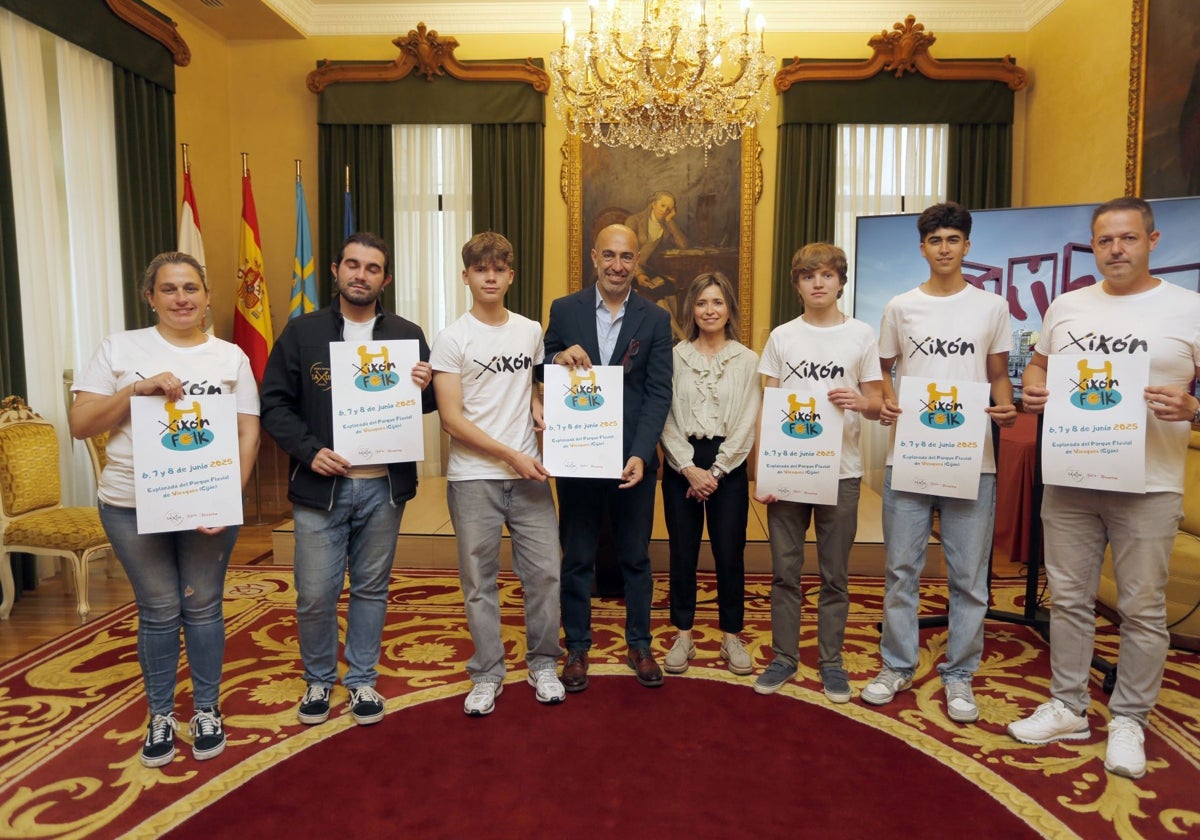 Marta Coro, Diego Fernández, Diego Martínez, Óliver Suárez, Noelia Sánchez, Juan Ruiz, Pelayo Carbalo y Germán Dintén, en la presentación.