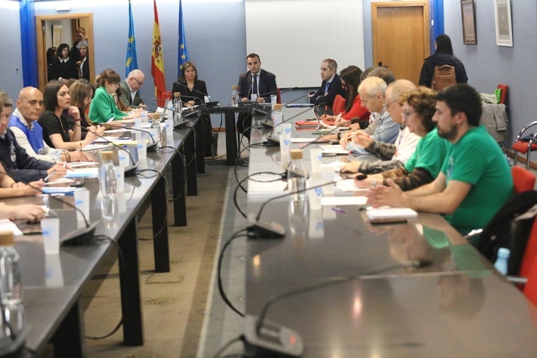 Reunión de la mesa negociadora, con la vicepresidenta Gimena Llamedo y el consejero de Hacienda, Guillermo Peláez, en representación del Principado, y los sindicatos.
