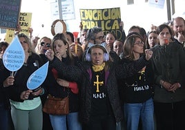 Silbatos y panderetas pusieron la banda sonora a la protesta.
