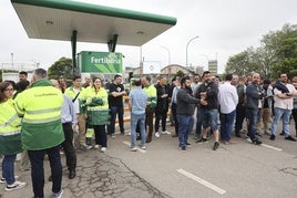 Los trabajadores de Fertiberia ya se concentraron la pasada semana ante la factoría en Trasona.