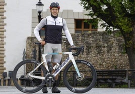 Pelayo Morilla, con su bici, junto a la iglesia de San Pedro.