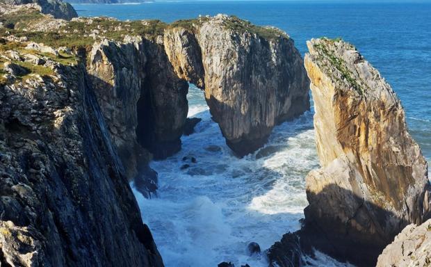 Durante todo el recorrido, los acantilados del infiernu regalan espectaculares figuras de piedra y paisajes infinitos hacia el mar.
