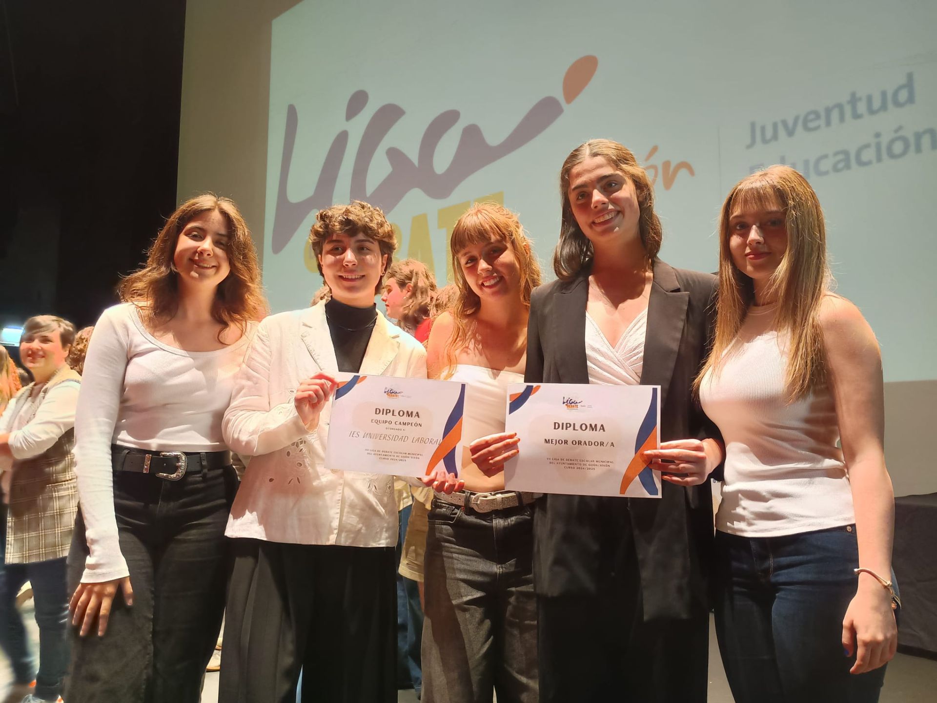 Nerea Cajigal, Liam Minneci, Lola Ayllón, María Rodríguez e Iria del Valle, ganadoras de la Liga de Debate