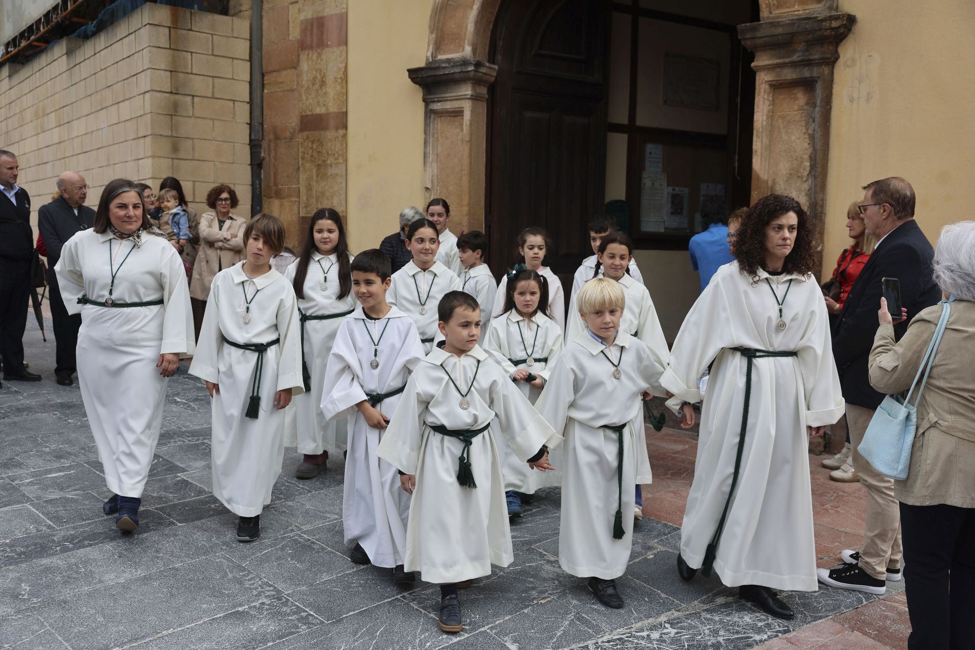 La Esperanza sale en procesión de la capilla de La Balesquida hasta San Tirso
