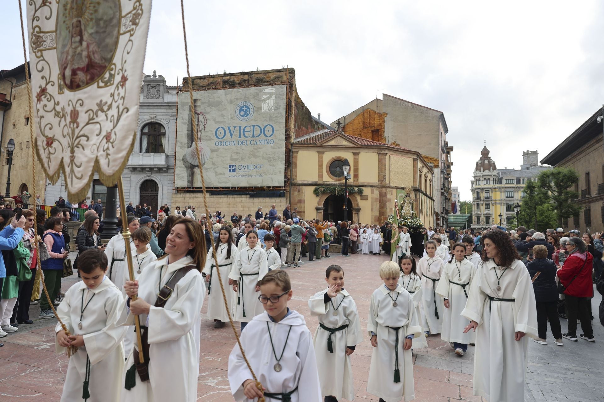 La Esperanza sale en procesión de la capilla de La Balesquida hasta San Tirso