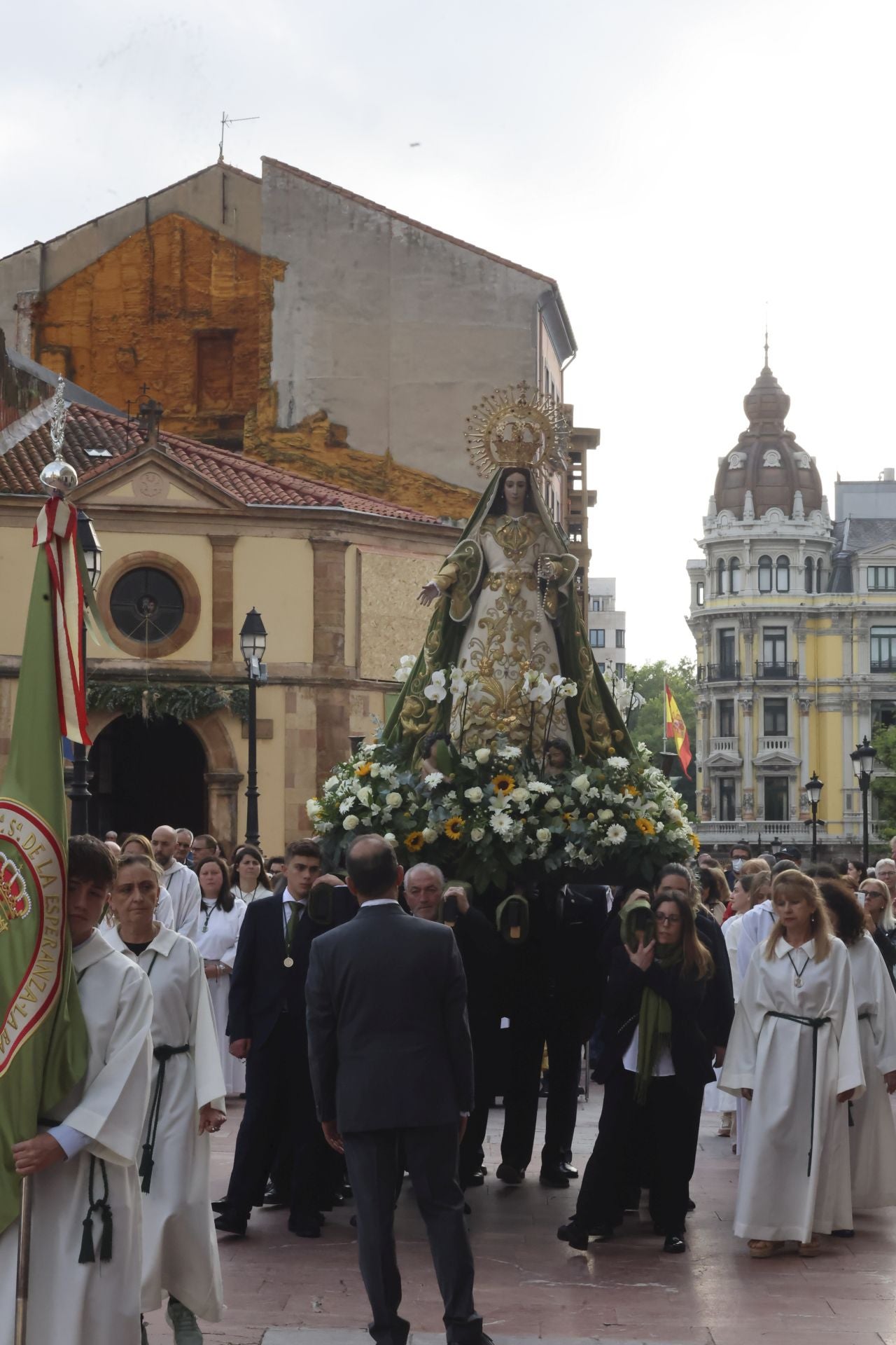 La Esperanza sale en procesión de la capilla de La Balesquida hasta San Tirso