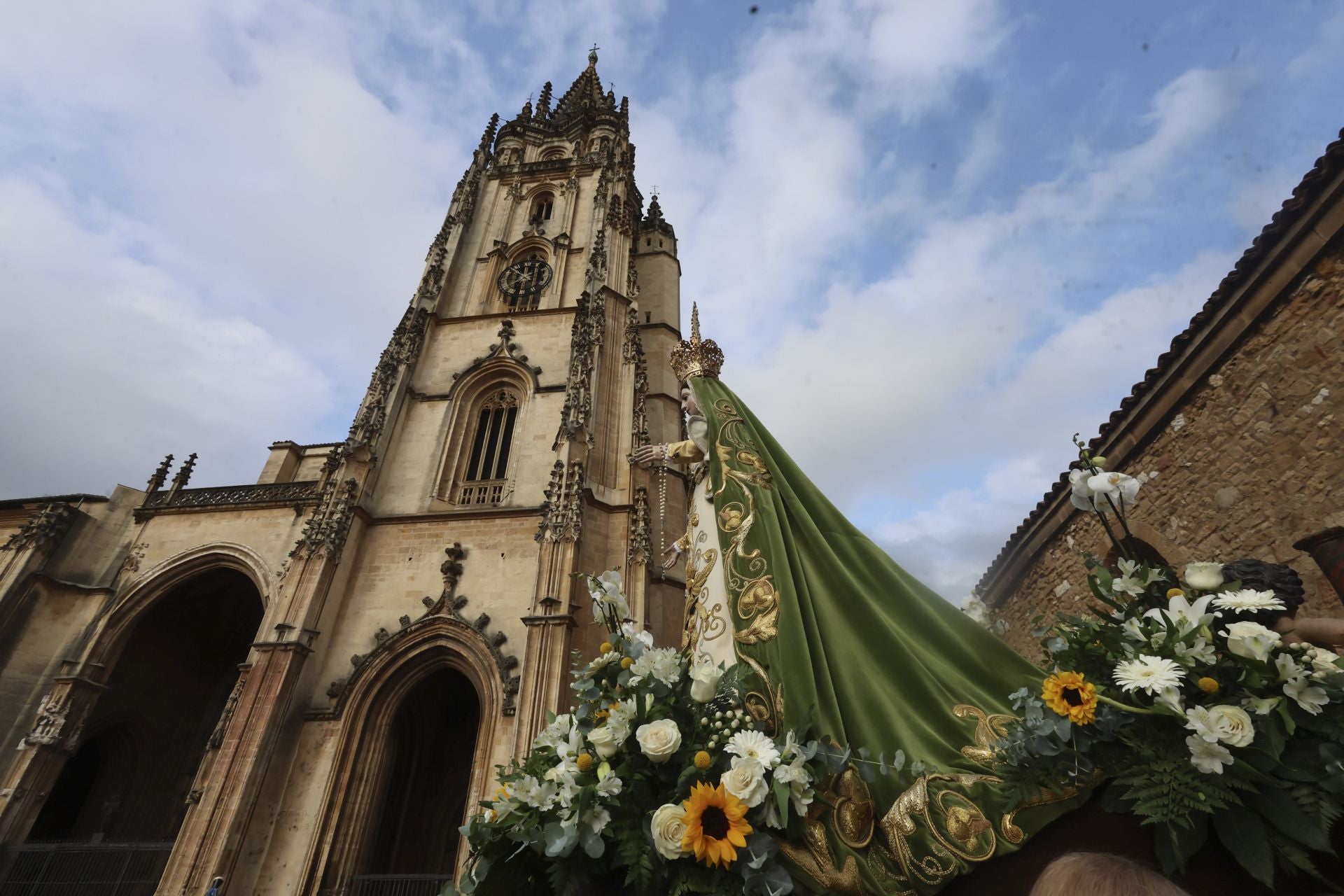 La Esperanza sale en procesión de la capilla de La Balesquida hasta San Tirso