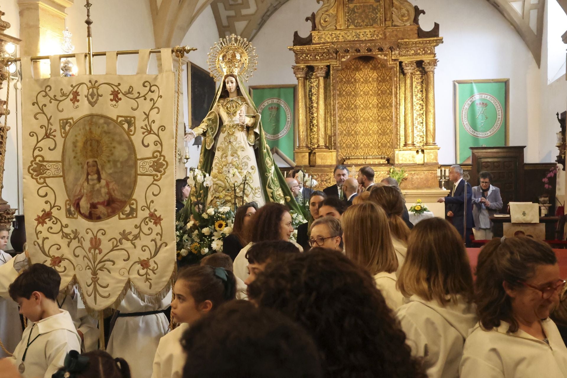 La Esperanza sale en procesión de la capilla de La Balesquida hasta San Tirso