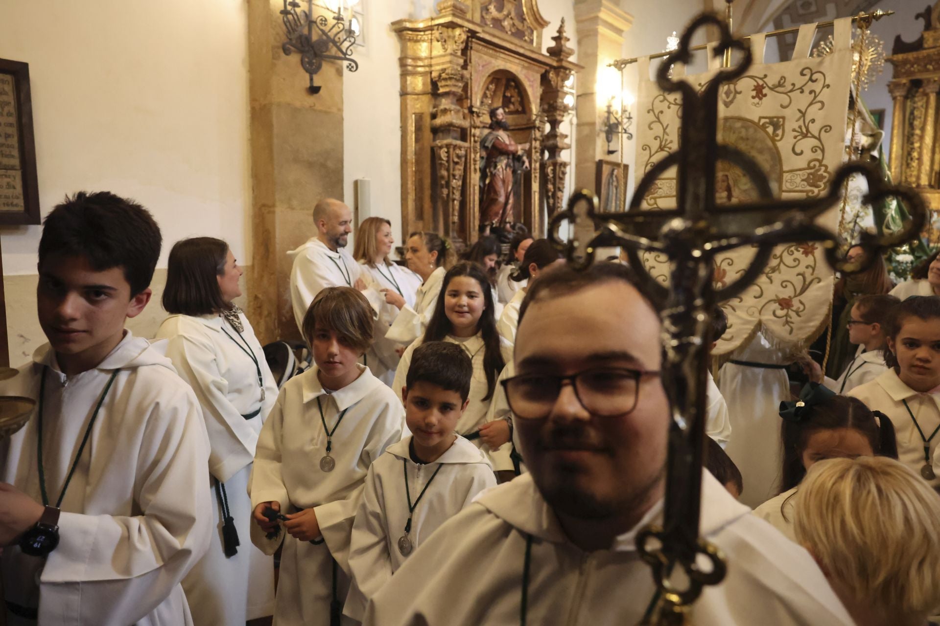 La Esperanza sale en procesión de la capilla de La Balesquida hasta San Tirso