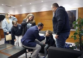 Adrián Barbón, con Javi, el niño de ocho años que padece la enfermedad de Nedamss, y su familia.