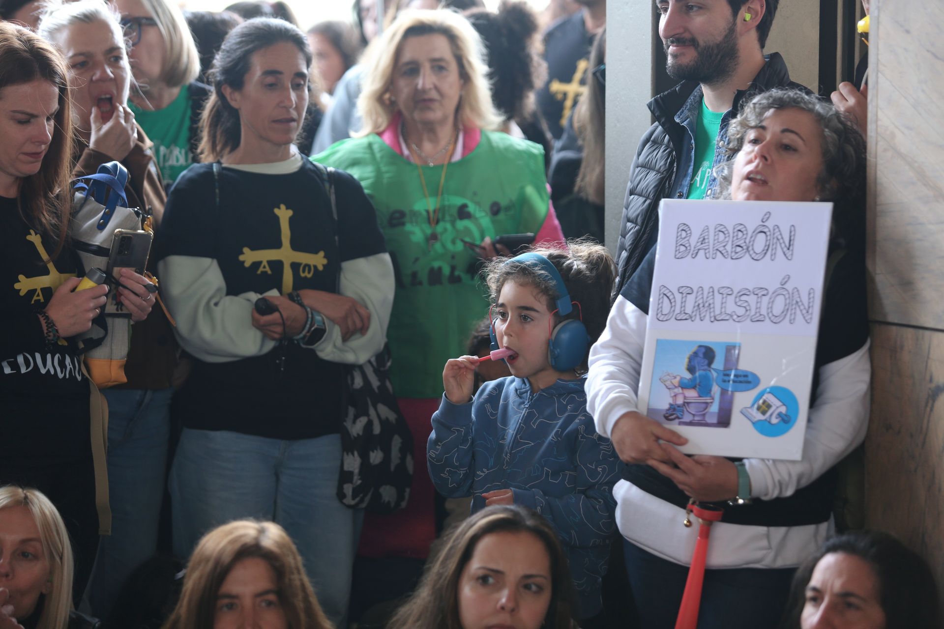 Los docentes se concentran durante la negociación entre los sindicatos educativos y el Gobierno asturiano