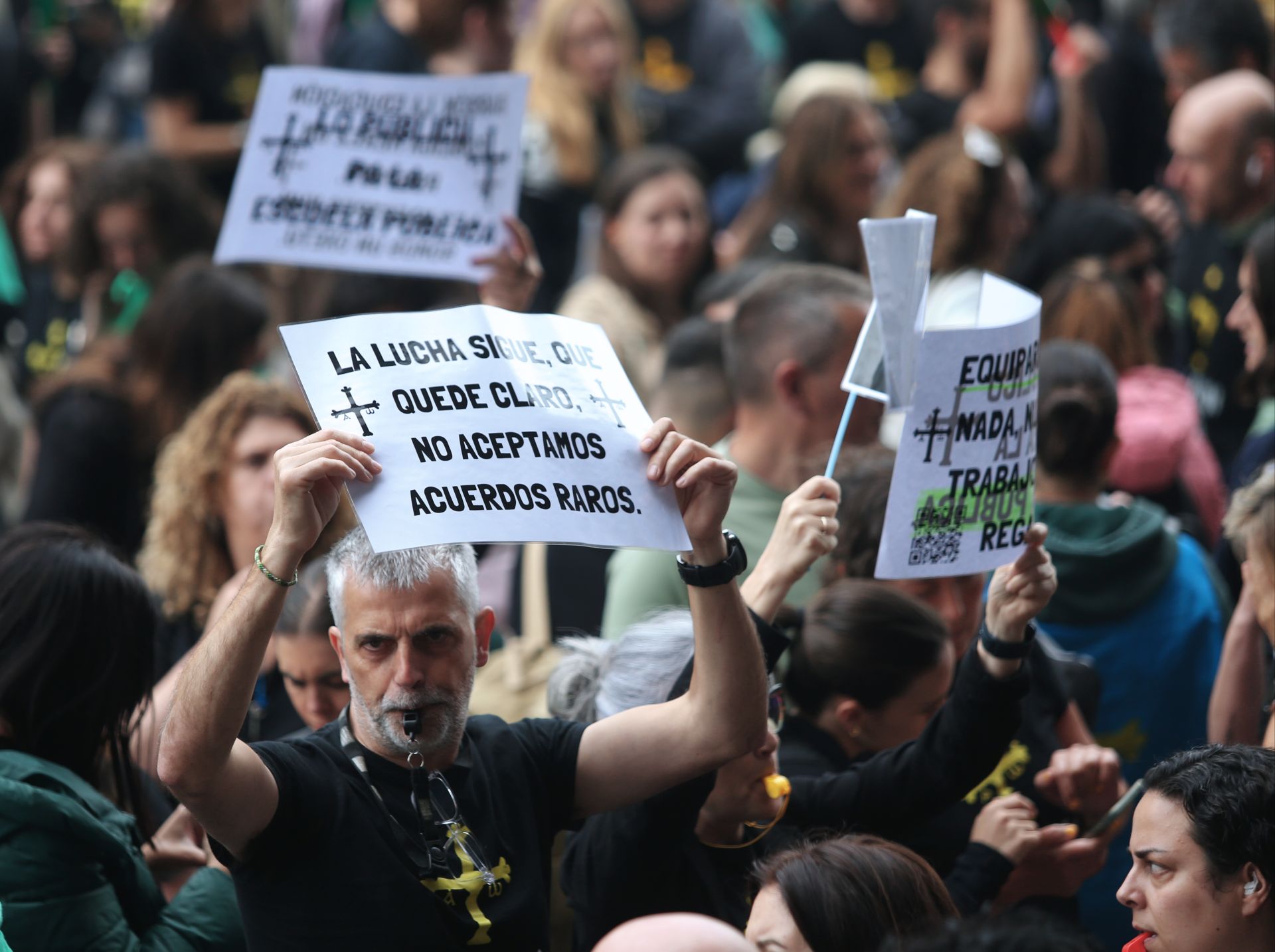 Los docentes se concentran durante la negociación entre los sindicatos educativos y el Gobierno asturiano