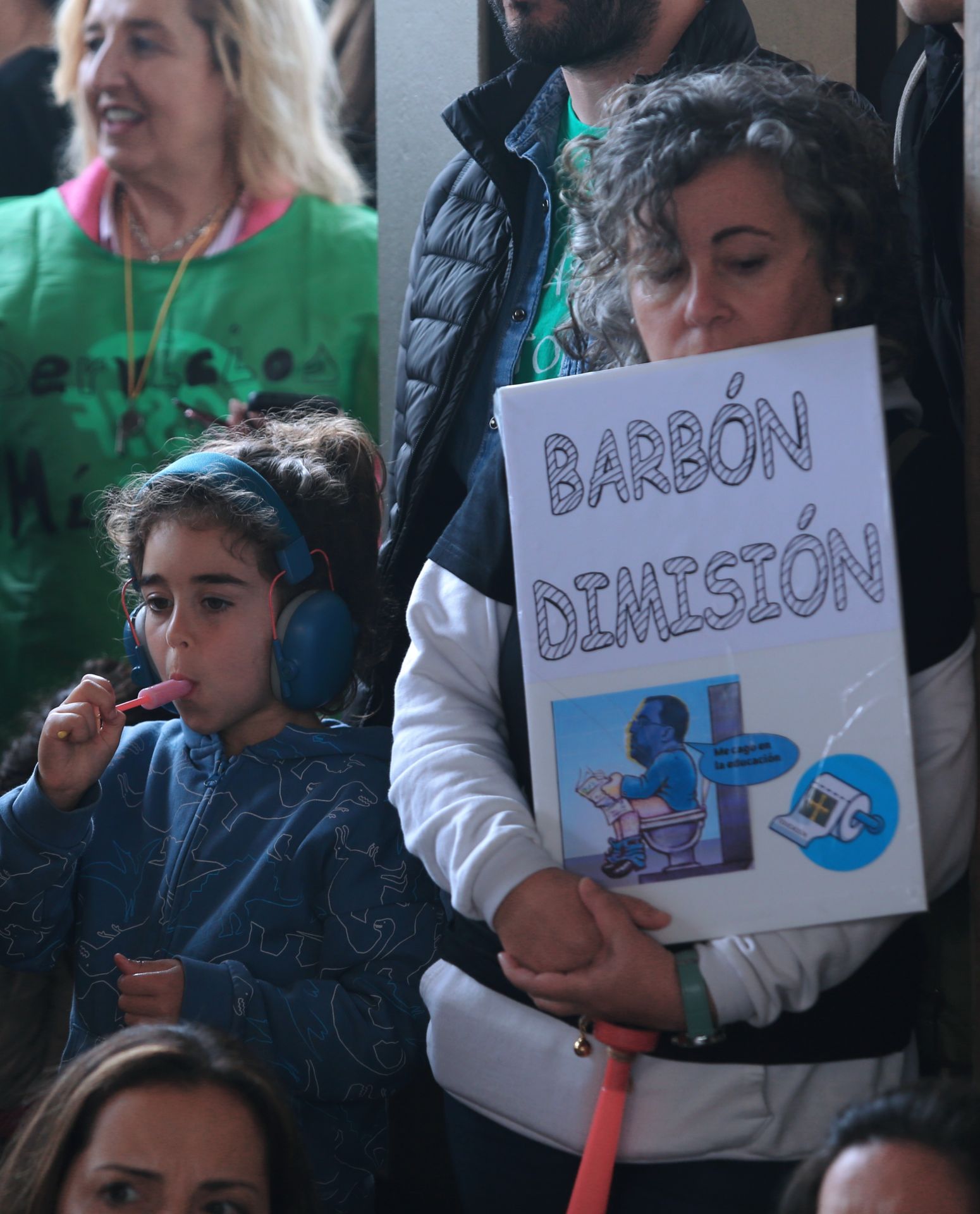 Los docentes se concentran durante la negociación entre los sindicatos educativos y el Gobierno asturiano