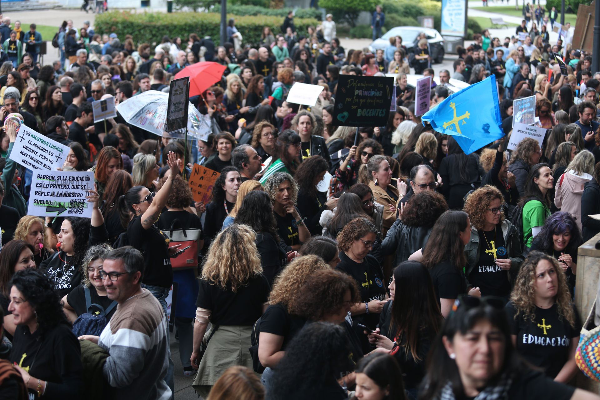 Los docentes se concentran durante la negociación entre los sindicatos educativos y el Gobierno asturiano