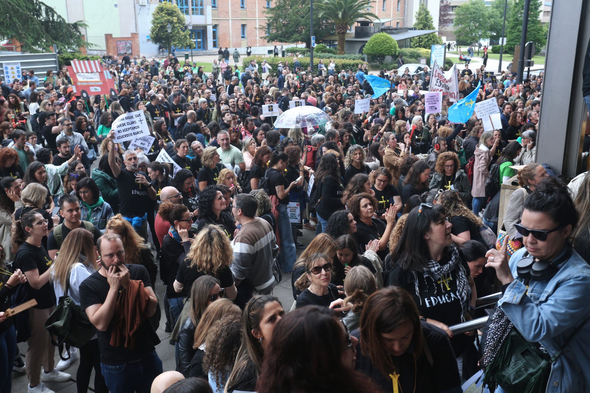 Los docentes se concentran durante la negociación entre los sindicatos educativos y el Gobierno asturiano