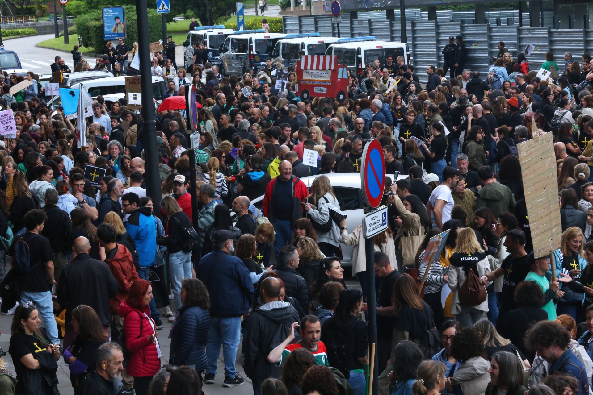 Los docentes se concentran durante la negociación entre los sindicatos educativos y el Gobierno asturiano