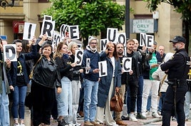 Directores de centros públicos, ayer a las puertas del Reconquista.