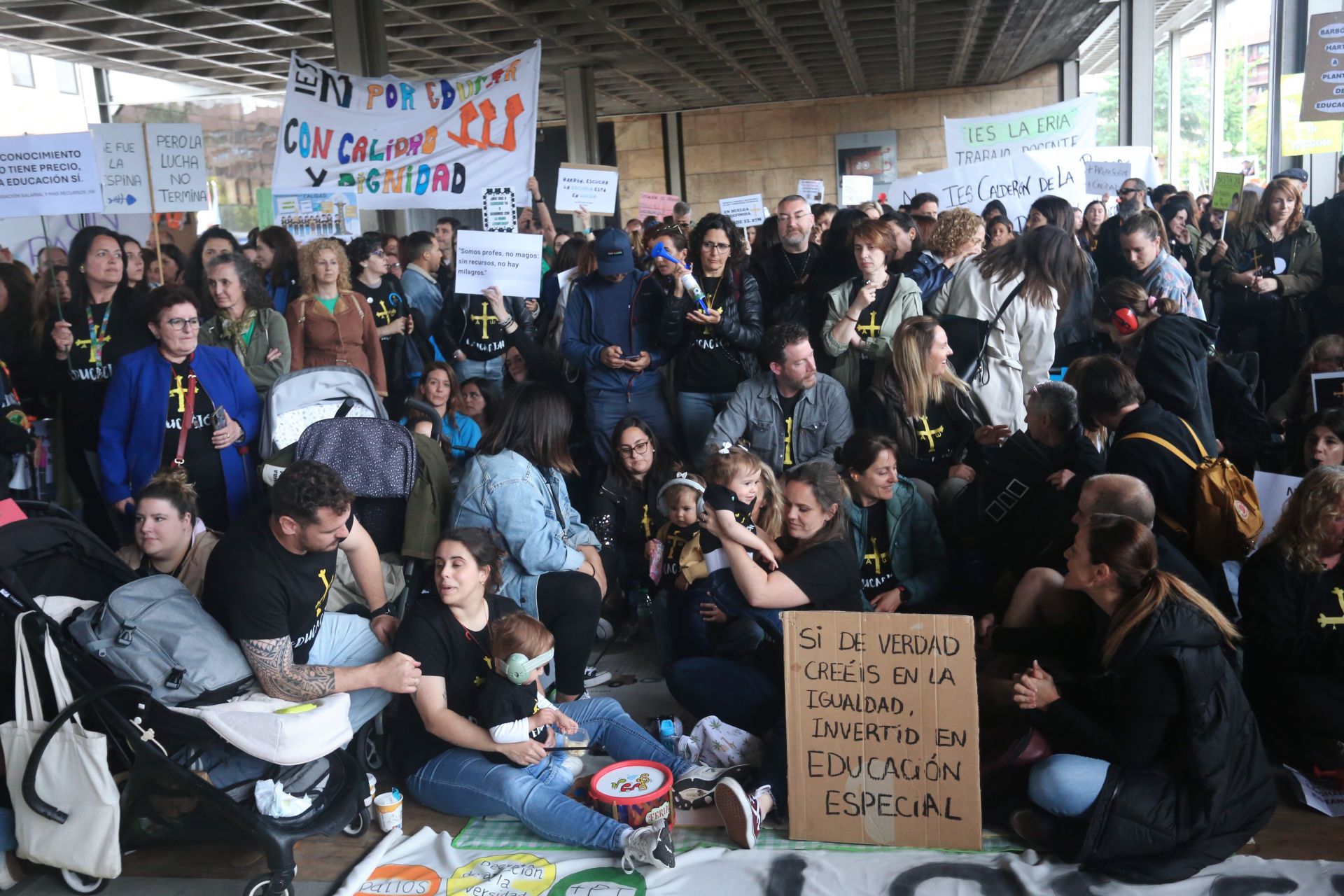 Los docentes se concentran durante la negociación entre los sindicatos educativos y el Gobierno asturiano
