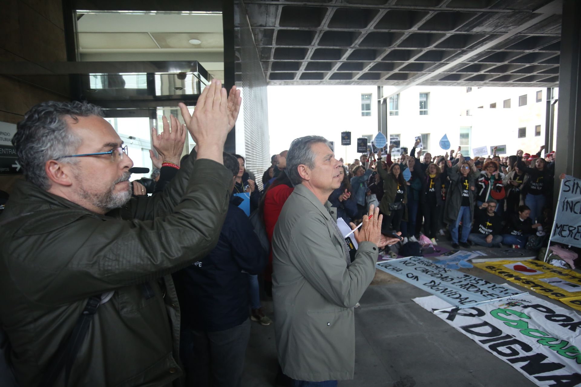Los docentes se concentran durante la negociación entre los sindicatos educativos y el Gobierno asturiano