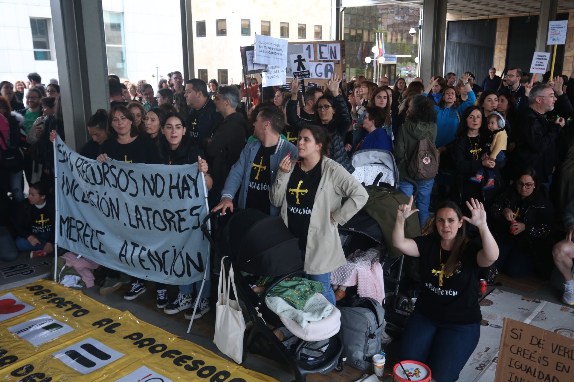 Los docentes se concentran durante la negociación entre los sindicatos educativos y el Gobierno asturiano