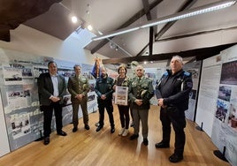 El alcalde de Villaviciosa, Alejandro Vega; el coronel Juan Luis González, delegado de Defensa en Asturias; el cabo primero Eugenio Fernández, comandante del puesto de la Guardia Civil; la edil Reyes Ugalde; el capitán Benigno Mahujo, delegado de ARES en Asturias; y el subinspector de la Policía Local, Alejandro Figaredo.