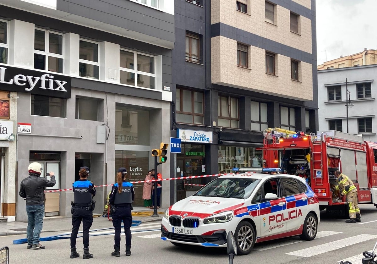 Los bomberos sofocan un incendio en un piso en Gijón
