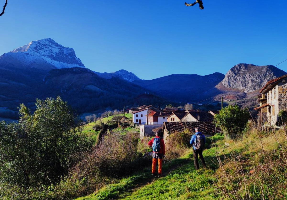 Imagen principal - Pen, en Amieva, con fabulosas vistas hacia el Pierzu/ Acantilados del Infierno, en Ribadesella/ altos del Parque Natural de Redes, en la cumbre del pico Riegos, sobre Caleao/