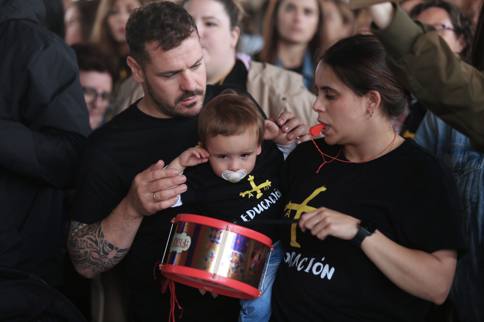 Los docentes se concentran durante la negociación entre los sindicatos educativos y el Gobierno asturiano