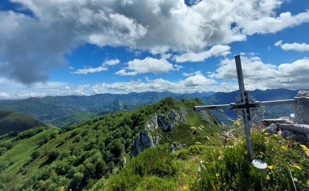 Cruz en lo alto de Peña Riegos, un lugar ideal para contemplar la inmensidad de verdes de Redes.
