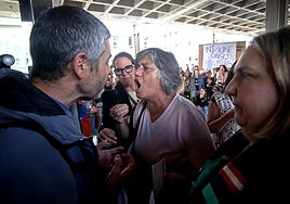 Una docente grita a Borja Llorente, de CC OO.