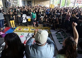 Un grupo de directores, de espaldas acudieron a hablar con los sindicatos antes de iniciarse las negociaciones. En la imagen, saludando a los docentes. De espaldas, Guillermo Peláez, Gimena Llamedo, César González y Cristina Blanco.