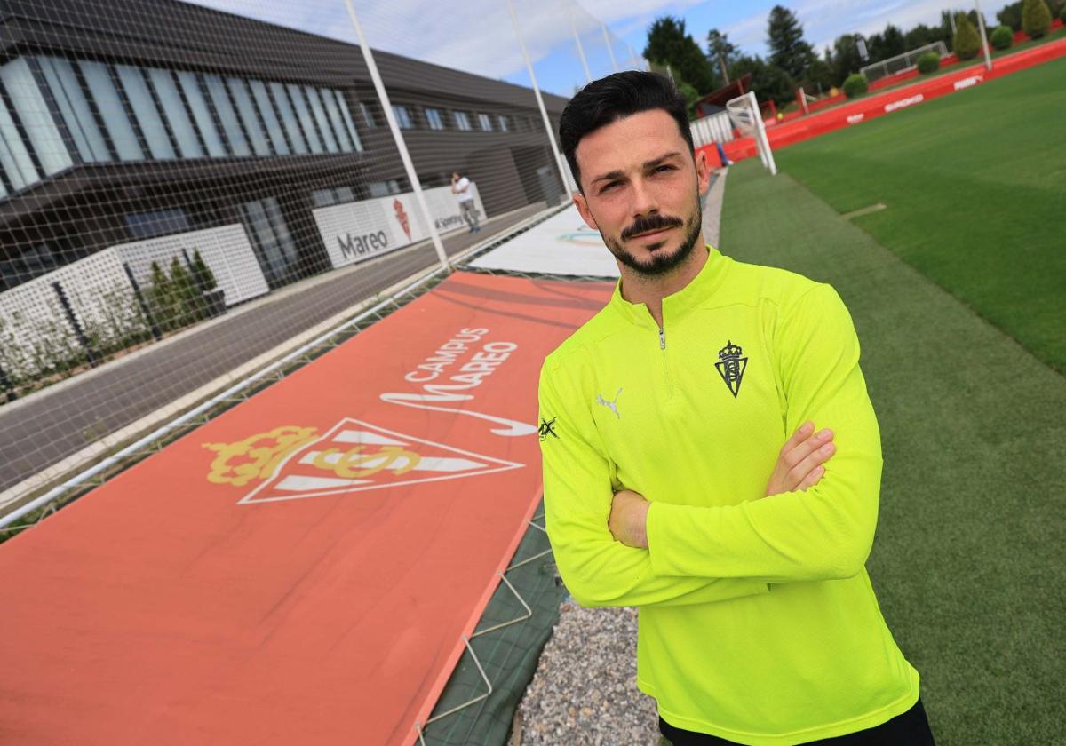 Jesús Bernal, ayer, en el campo número 2 de Mareo, posando para EL COMERCIO después de su entrenamiento.