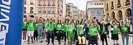 Foto de familia antes de la salida de la Marcha contra la ELA del año pasado en la Plaza del Ayuntamiento de Avilés.
