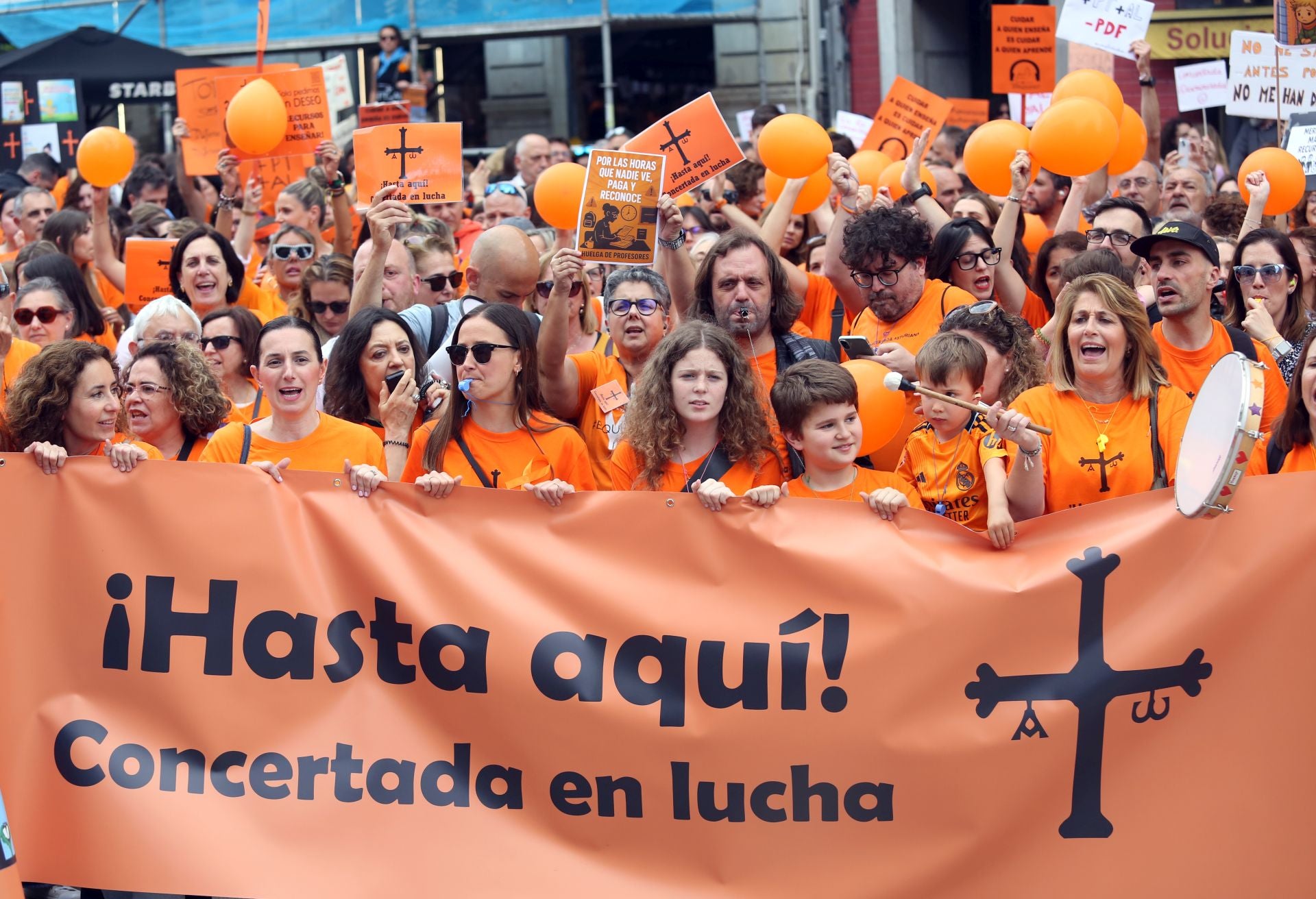 La escuela concertada asturiana, en lucha: multitudinaria marea naranja en Oviedo
