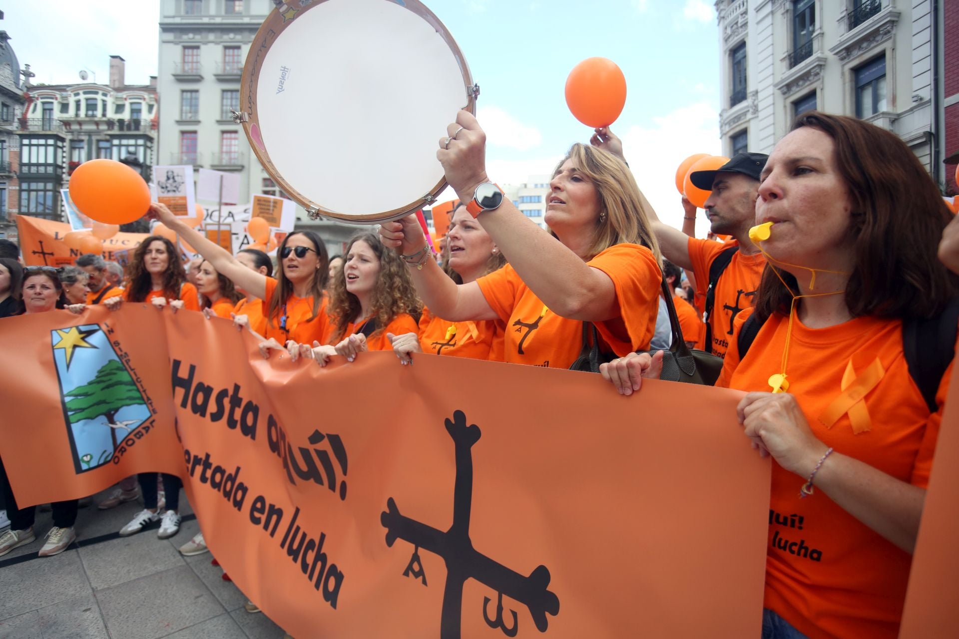 La escuela concertada asturiana, en lucha: multitudinaria marea naranja en Oviedo
