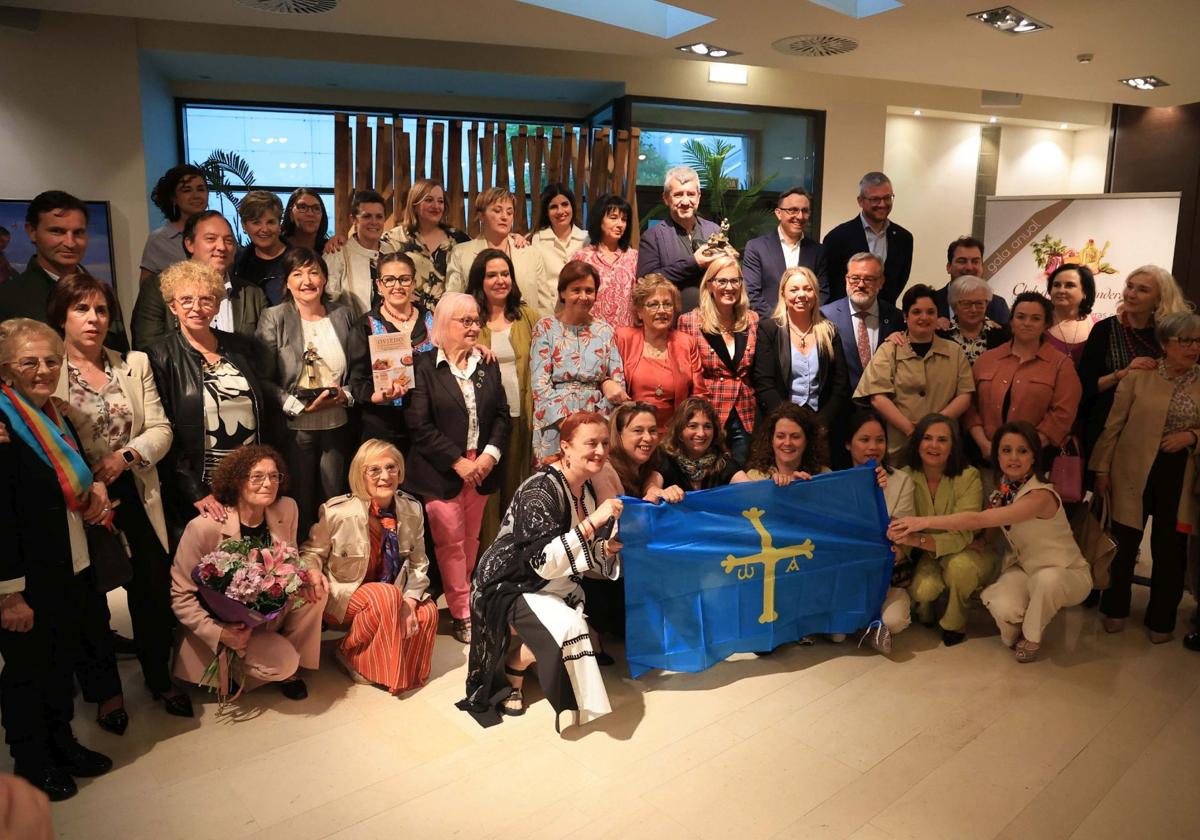 Las guisanderas homenajeadas en la gala 2025 acompañadas del resto de integrantes del club y autoridades políticas cumplen el Asturias Challenge.