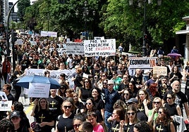 Los docentes asturianos han vuelto a salir a la calle este jueves para reivindicar sus mejoras.