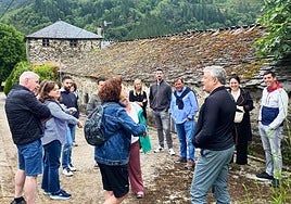 A la derecha, Ladislao Méndez, fundador de Siluvio Bodegas con los socios de masymas.