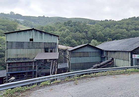 Naves exteriores de la mina de Vega de Rengos.