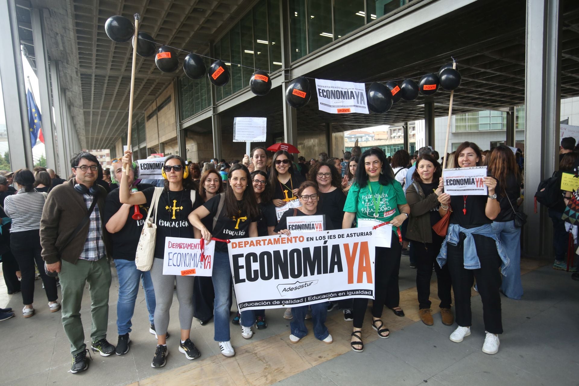 La lucha no cesa: los docentes asturianos se concentran de nuevo ante una nueva negociación