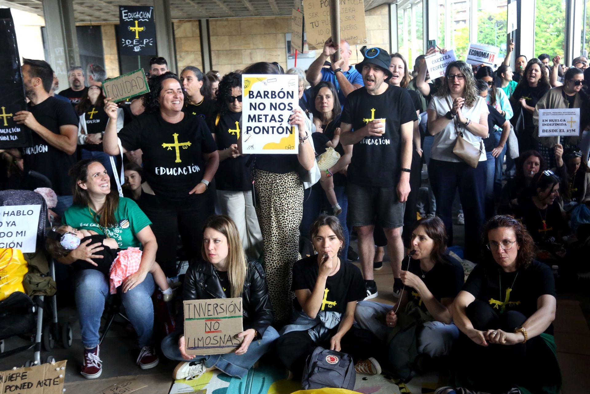La lucha no cesa: los docentes asturianos se concentran de nuevo ante una nueva negociación