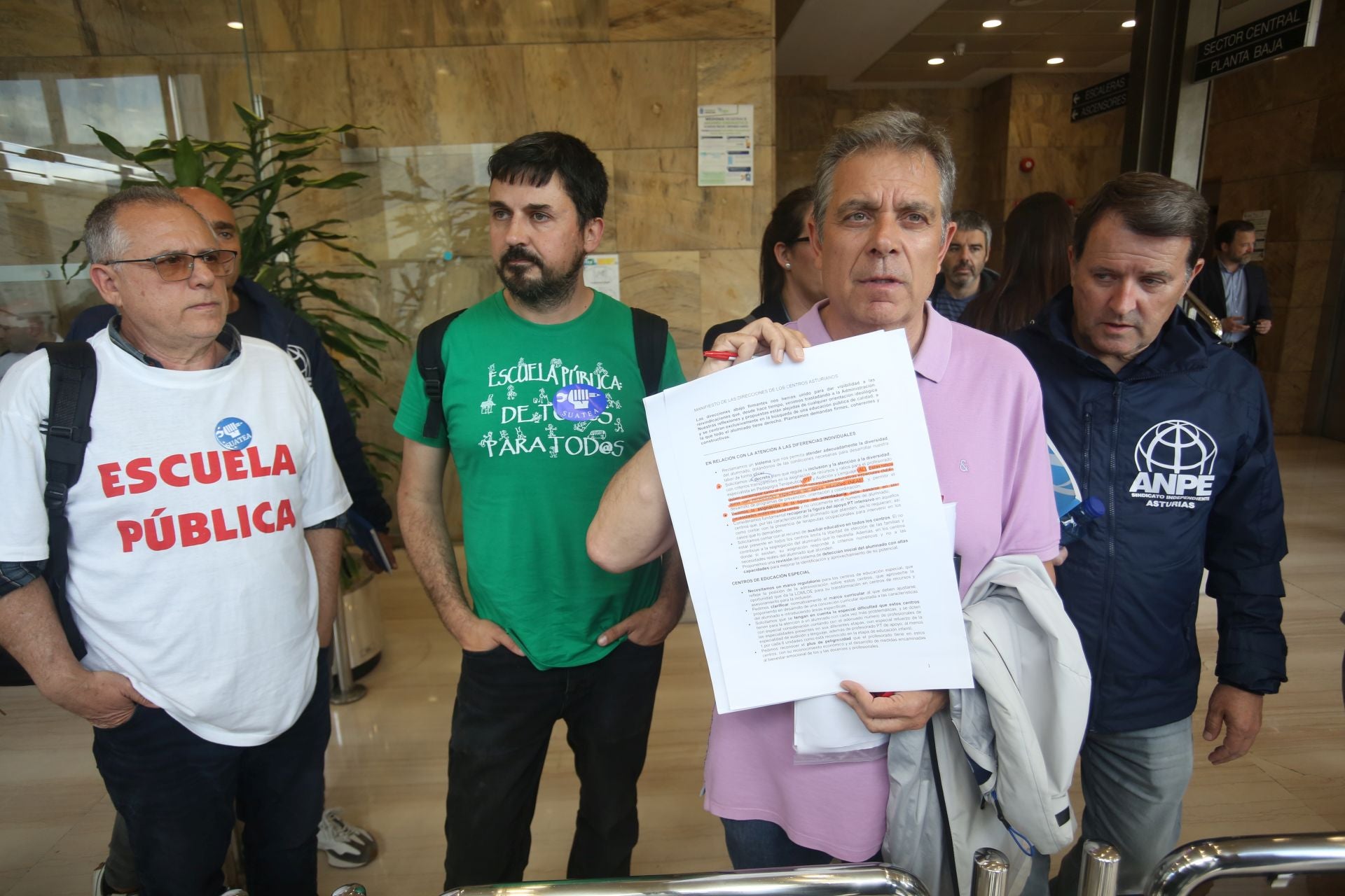 La lucha no cesa: los docentes asturianos se concentran de nuevo ante una nueva negociación