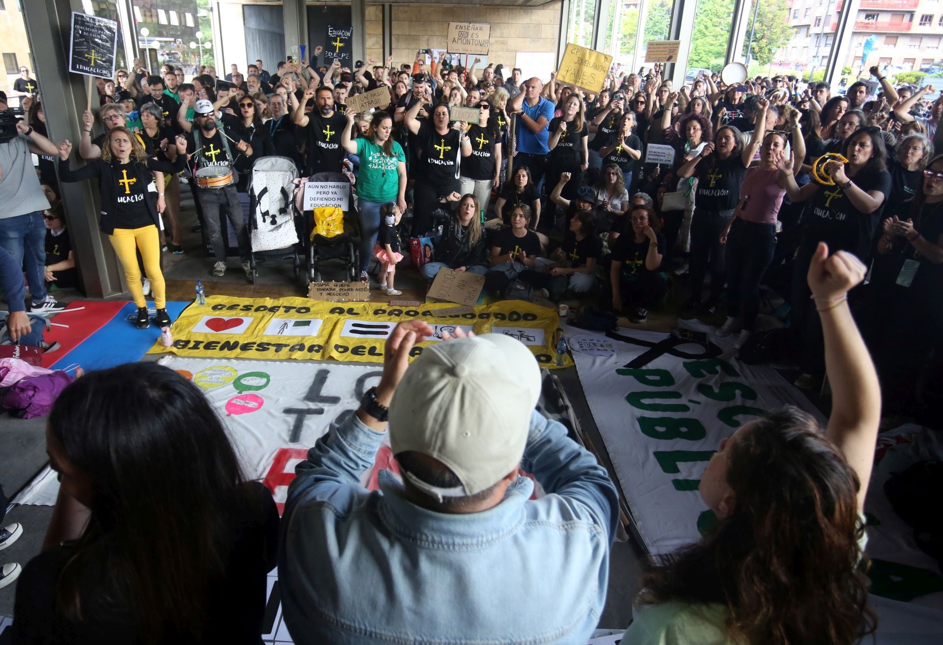 La lucha no cesa: los docentes asturianos se concentran de nuevo ante una nueva negociación