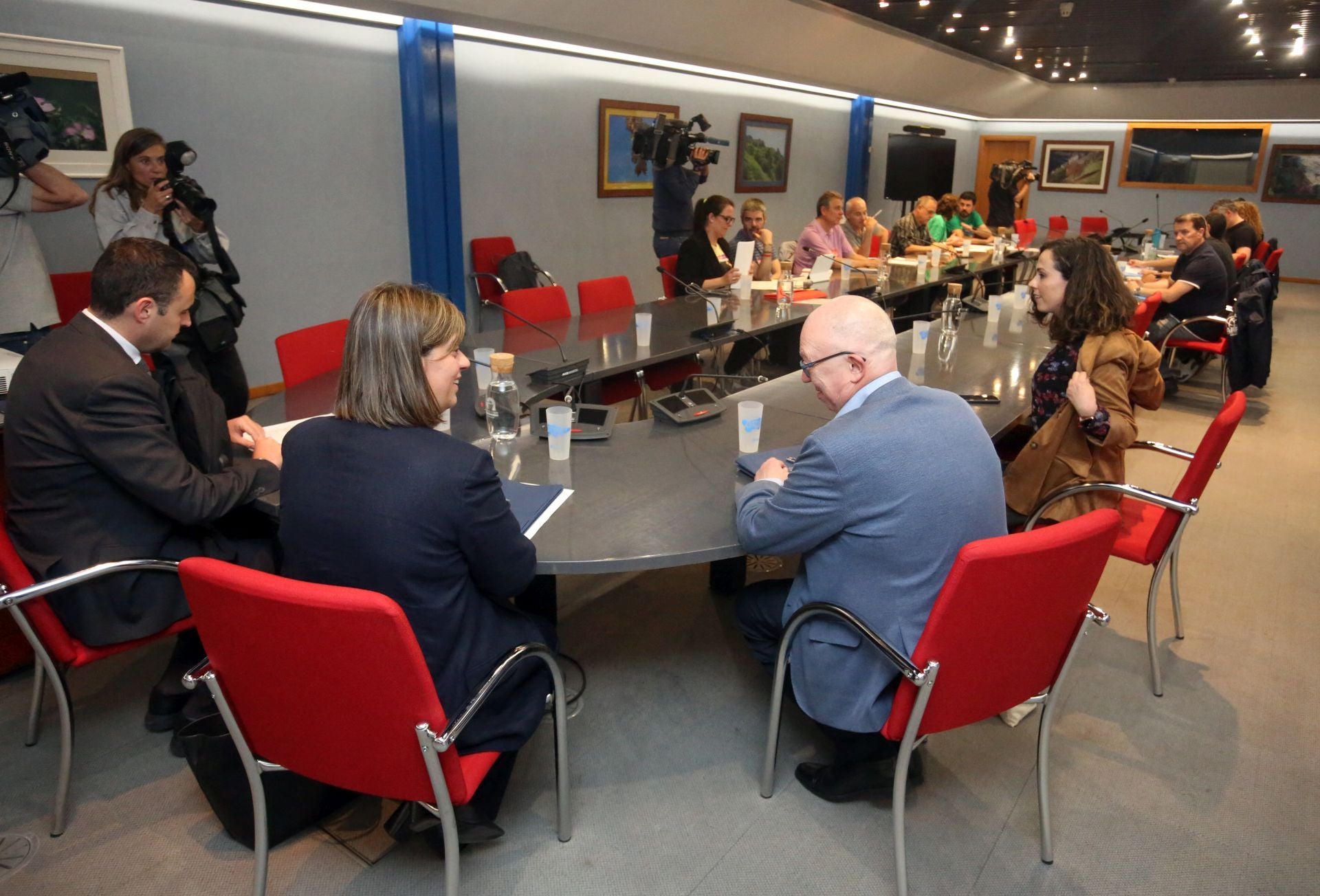 La lucha no cesa: los docentes asturianos se concentran de nuevo ante una nueva negociación