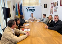 Responsables de los sindicatos de los funcionarios de justicia, con el alcalde de Siero (en el centro), Ángel García, 'Cepi'.