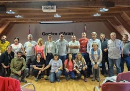 La delegación de Somiedo, con los representantes del Gobierno del Valle de Arán en Viella.