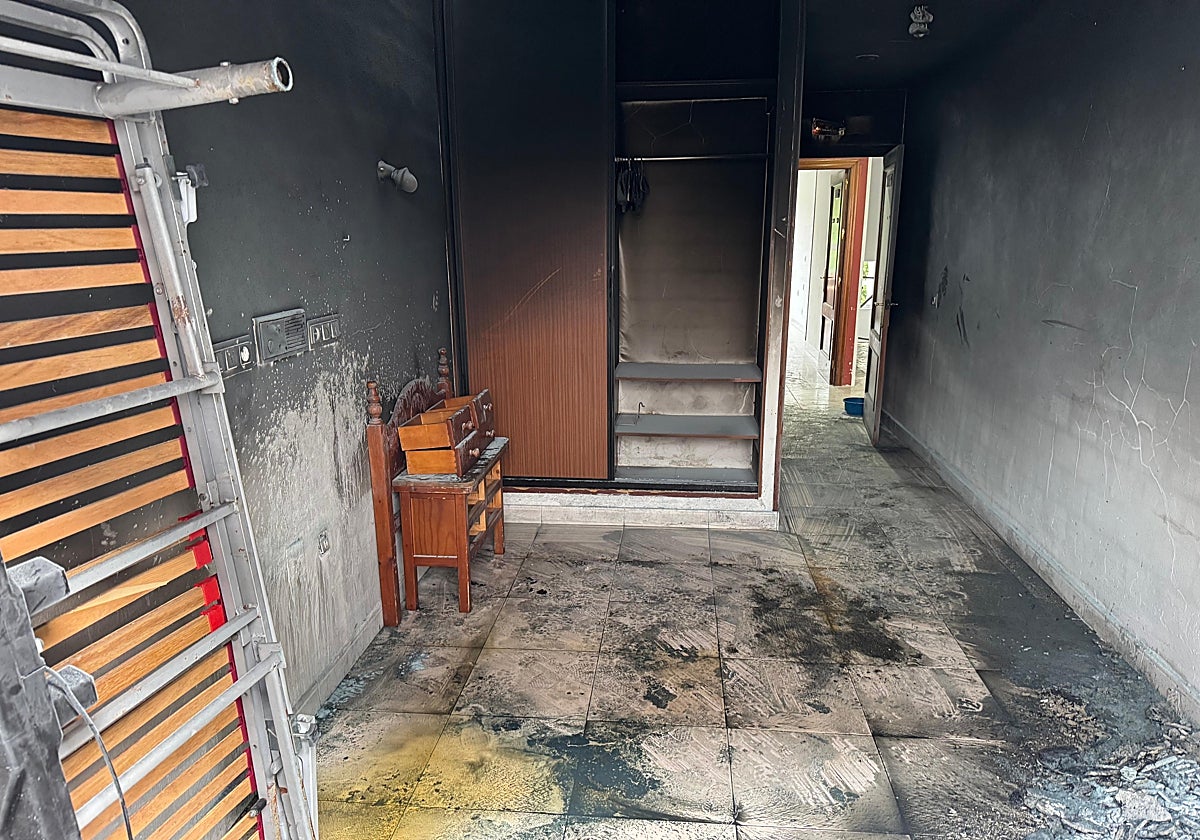 Estado en el que quedó la habitación donde se prendió el colchón