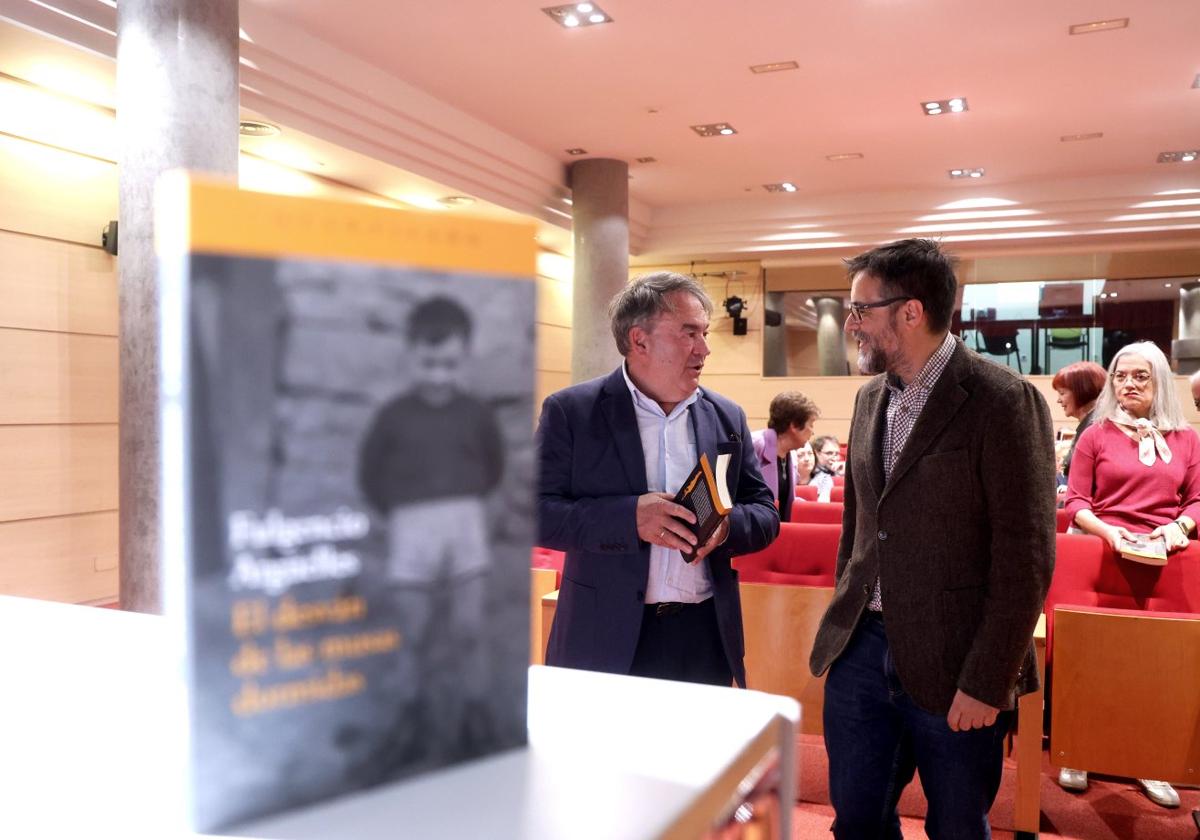 Fulgencio Argüelles, con su libro en las manos.